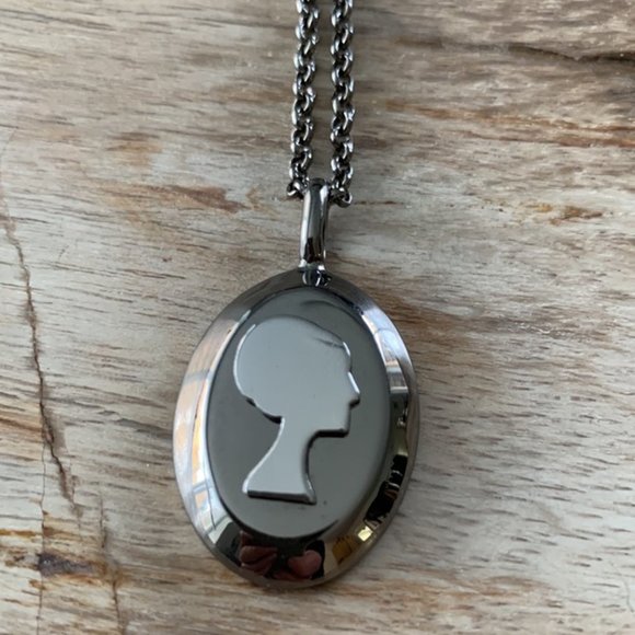 Dyrberg/Kern Elbalis cameo necklace gunmetal and shiny silver - Picture 3 of 4